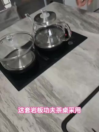 这套岩板功夫茶桌采用亮光岩板,耐热防刮擦,搭配镂空茶盘设计, ,排水更顺畅,配合环保板材打造而成,用起来更加的健康与环保。每一处细节都经过精心打磨,无论是自用还是送礼都非常合适。现在就下单,把这份好物分享给更多的人!你还在犹豫什么?赶紧来选购你的专属功夫茶桌吧!#轻奢岩板茶桌椅组合 #简约现代阳台办公室小茶几 #岩板茶台一体 #功夫茶桌茶具套装一体