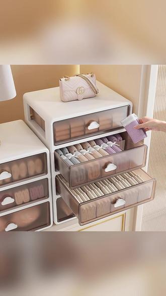 家人们谁懂啊!这个抽屉式内衣收纳盒简直是衣柜救星!它能分层收纳内裤、袜子等贴身衣物,三合一设计超实用,让衣柜瞬间整洁有序,再也不用翻箱倒柜找东西啦! #衣物整理必备 #断舍离必备 #衣柜分层 #衣柜分层神器 #抽屉式收纳盒