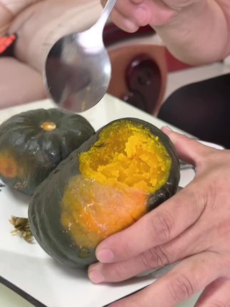 姐妹们,好吃的贝贝南瓜来啦,一吃一个不支声#美食 #贝贝南瓜粉糯香甜