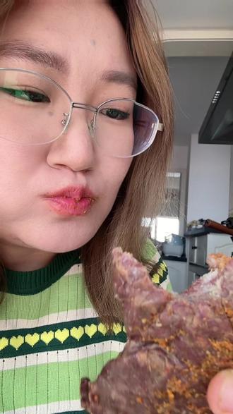 五香猪肺!这不是妥妥的下酒菜嘛! 好喜欢猪肺软乎的口感,里面的脆骨又脆脆的!五香味儿的猪肺也太适合下酒啦!
#抖音美食创作者 #五香猪肺 #卤猪肺