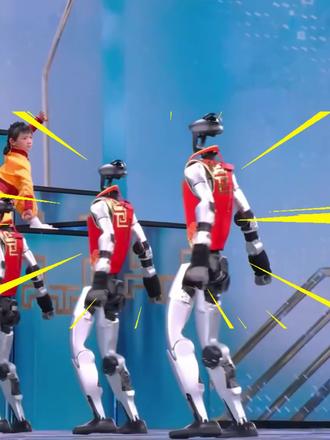 【播客】第6期:我们快被机器人包围了? 2026年的央视春晚,注定在中国电视史和科技史上留下浓墨重彩的一笔。从《武BOT》中与少林小子对练的机器人群,到《奶奶的最爱》中让蔡明都“黯然失色”的仿生人;从《智造未来》中与明星共舞的“氛围组”,到微电影《我最难忘的今宵》中默默叠衣做饭的家务助手——机器人不再是舞台边缘的“科技点缀”,而是深度参与了从语言类到歌舞类、从武术表演到情感互动的几乎所有节目形态。
这不仅仅是一场视听盛宴的升级。当我们目睹人形机器人完成全球首次单腿连续后空翻,当机器人群以毫秒级精度实现“人机对打”,当轮式双臂机器人在后台为观众备货取货,我们实际上是在见证一个历史性的时刻:中国机器人产业完成了从实验室到国民舞台的集体亮相,而这一亮相所引发的思考,远远超出了节目本身。
这场科技盛宴如同一面多棱镜,从不同角度折射出中国社会的当下与未来:技术的边界与产业的瓶颈、文化的传承与异化、安全的隐忧与制度的追赶,以及最核心的——在AI时代,人之为人的价值究竟何在。本文试图沿着这面镜子所照射的各个维度,展开一次系统性的观察与思考。
#人形机器人 #春晚机器人 #蔡明机器人 #具身智能 #武BOT