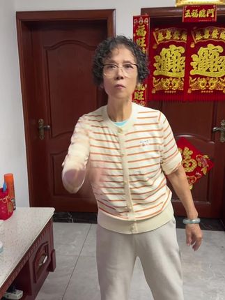 沪夸女王燕窝蛋白肽,洗出蓬松丝滑柔顺。