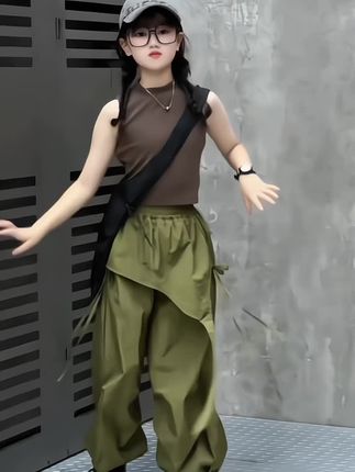 这条嘻哈风的儿童运动裤真的太帅了!它是那种很宽松的版型,穿上就是欧美的休闲风,而且面料也很舒服透气,孩子平时上学或者出去玩都可以穿它。关键是这个价格能买到这种品质的童装,真的很划算!家里有小潮男的一定要给它安排上,超级好看!#高品质童装 #谁穿谁好看#女童潮酷穿搭 #穿搭#夏季新款