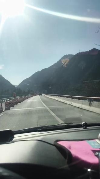 根据2025年12月30日最新通告,G70福银高速商漫段闫村立交至山阳北枢纽立交主线将实施双向交通管制,管制期从2026年1月4日至2027年3月30日,期间该路段主线及部分匝道禁止车辆通行,管制措施包括主线双向封闭以及闫村收费站山阳方向匝道、山阳收费站往西安方向匝道的管控。
管制期间,车辆需按指定绕行路线通行:
- 西安往湖北方向车辆:经G65包茂高速或G40沪陕高速绕行。
- 湖北往西安方向车辆:经高坝南互通立交绕行G4015丹宁高速、G40沪陕高速。
- 本地通行车辆:从闫村收费站下高速,绕行G242国道前往山阳县城或返回高速。
同时,G242国道闫村至山阳县城路段仅保障县域生产生活车辆通行,过境车辆禁止使用。
此次长期管制主要因主线封闭施工,对区域交通影响较大, 建议司乘人员提前规划行程,关注实时路况信息,选择替代路线以减少不便。