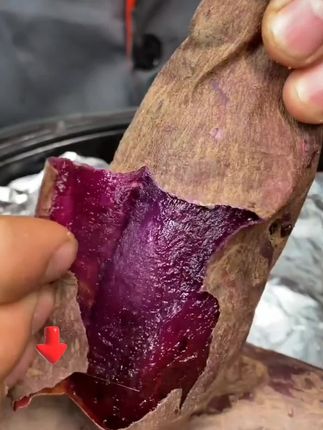 它就是红薯界的女王紫罗兰,它的口感跟普通的红薯真的不一样,吃起来粉糯香甜,干爽不腻,自带板栗的香味。而且啊,它富含丰富的花青素,特别适合女孩子吃,是高端的优良品种。我们都是产地现挖现发的,保证新鲜。喜欢吃红薯的朋友千万不要错过了!#现挖现发新鲜湿花生 #沙地紫薯