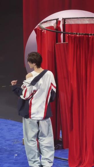 见面的时间总是很短,但我们来日方长~
PP在彩带上的留言:
No matter how long it's been,missing you dways.时隔多久,念你依旧。
20年的那个夏天的那个男孩,我终于见到你了~ ppkirt🐧
#ppkirt#BKPP#PP上海见面会#永远期待下次见面