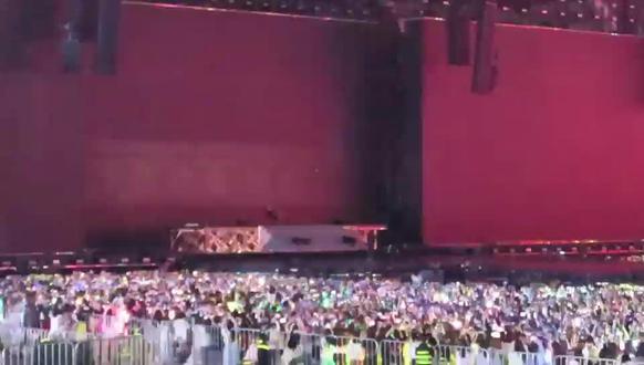 恩对我拍的,凤鸣的人是我,我已经彻底疯了。我当时一直在发抖,所以镜头很晃,我当时几乎完全说不出话,一直就说橹穆99#橹穆双人舞台 #橹穆