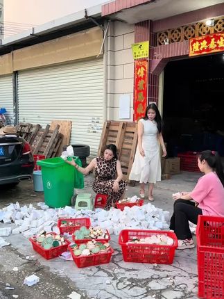 十几万的货说扔就扔,好心疼呀!姐妹们,你们会嫌弃吗? #强烈推荐 #万万没想到 #蜜粉定妆