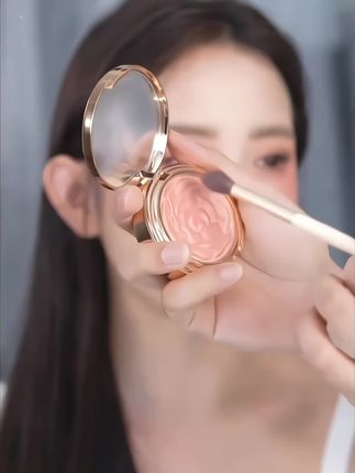 好看的妆容必备一个减龄感的高光 #专业化妆师#新娘#高光#化妆造型分享#腮红打法