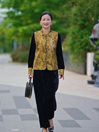 华丽真丝,锦绣提花,典雅飘逸,仿佛轻展中华五千年的画卷,你窈窈走出🌸 细针密线,织出锦绣前程,吉祥伴随,一生安好🌸 笔墨轻舞,丹青流韵,领略一回书画中的国风少女篇🌸#气质女人 #婆婆妈妈装 #优雅气质