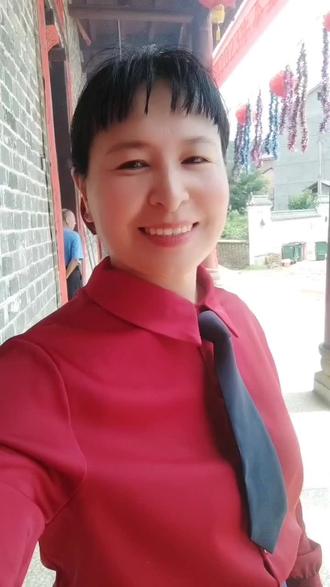 冯家儿女初长成,人品似荷德高挑。十年寒窗无人问,金榜题名天下知。