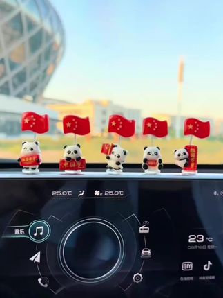 国庆节快到了,红旗熊猫摆件安排起来,满满的氛围感,放在车里家里办公室都合适#创意摆件 #红旗摆件#红旗装饰