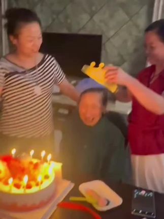祝老妈生日快乐蛋糕🍰 温馨一家人 👍👍👍🍓🍓🍓🌹🌹🌹