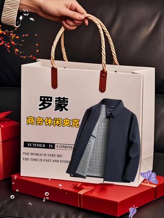 💼✨罗蒙秋日型男必备夹克! 男神老板们👋,秋天来了,衣橱怎么少得了一件百搭夹克?👔罗蒙这款经典翻领设计,商务休闲两不误👏!抗皱免烫材质超省心😍,随便揉都不带怕的~春秋穿正合适🍃,版型利落显精神😎。日常通勤或周末出游都能轻松驾驭🚗 #罗蒙男装 #春季新品 #商务休闲 #抗皱神器 #男士穿搭