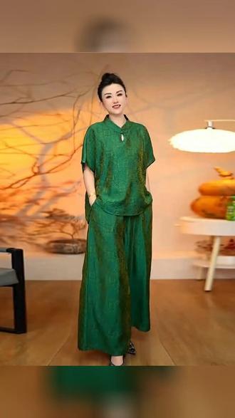 新中式妈妈装夏装!国风盘扣+宽松阔腿裤超美 新中式国风套装,浮光锦盘扣设计精致典雅,宽松蝙蝠袖+阔腿裤版型,夏季穿舒适又大气,妈妈穿超显气质~ #夏日万能配色穿搭公式 #时尚妈妈装 #大码女装 #妈妈装 #遮肉显瘦