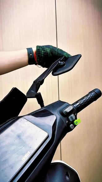 折叠定风翼后视镜 双折灵活调,颜值爆表! #踏板车改装 #后视镜 #定风翼后视镜 #机车配件 #高颜值骑行装备