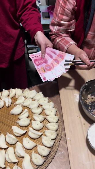 吃饺子(上)
包硬币饺子🥟吃到就100元💵#饺子 #在家包饺子 #吃饺子吃到硬币 #吃饺子 #过年