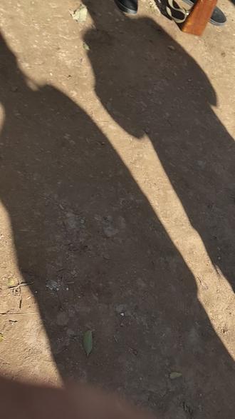 正确的肩背枪法右大拇指顶住枪背袋。老常正在指导