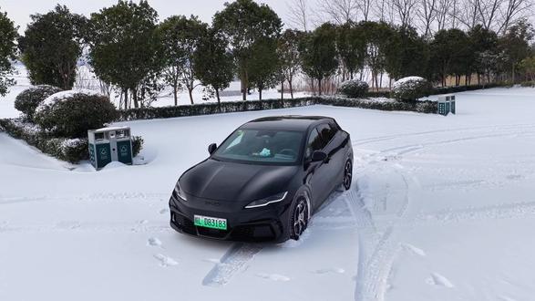 下雪了,比亚迪的雪地模式不会让你失望#比亚迪 #海豹06gt #雪地模式 #汽车摄影