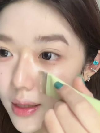 桃可可家这个斜角月牙形粉底刷,它这种斜角月牙形的设计就特别贴合咱们眼下的位置,眼下嘴角这些地方都能照顾到。#粉底刷 #底妆刷 #底妆 #美妆 #平价好物