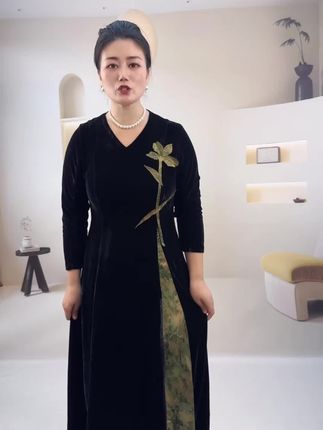 优雅复古风!中式刺绣丝绒长裙,直播间带你品鉴 #时尚妈妈装 #秋冬妈妈装#妈妈装 #新中式国风裙推荐