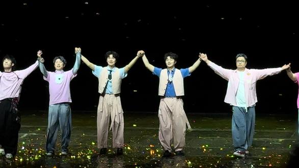 来吧进入喜剧的宇宙~
一起奔赴快乐的星球~
【3.21 超越玩家巡演 返场跳舞+谢幕】
#双高胎 #高超高越 @双高胎