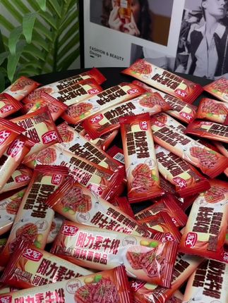 我们这款大面筋解馋小零食采用了优质牛排和大面筋作为配料,口感香辣爽口,让人回味无穷。同时,价格实惠等优势。都可以选择购买哦!#美味零食 #零食对我下手了 #这也太好吃了 #网红零食推荐