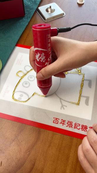 在家就能和孩子一起diy糖画了,麦芽糖画完还能吃#糖画 #diy手工 #亲子游戏 #新年礼物 #麦芽糖制作