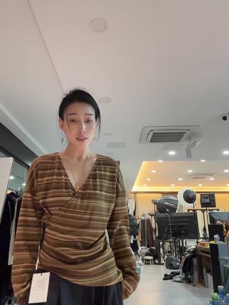 显瘦的条纹打底上衣#今日穿搭 #高级感穿搭 #韩范穿搭 #出游穿搭 #气质范