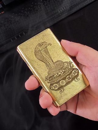 解压新玩具!能盘出包浆的做旧铜烟盒,开盖声清脆治愈!装细支烟取用仪式感拉满!#好物推荐🔥 #酷宝烟盒 #男生喜欢的礼物 #烟民看过来 #送礼推荐