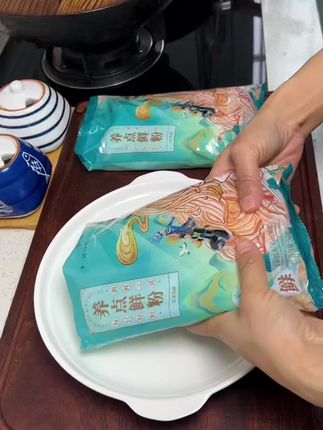 五分钟美食早餐~炒河粉。干香筋道特别好吃,关键是配料干净,还免洗免泡的,一包够三个人吃了!#炒河粉 #妈呀太香了 #根本停不下来 #广东特色美食