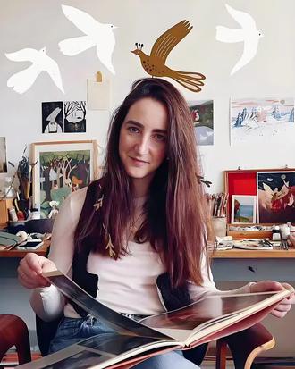 比利时插画师Tijana Lukovic的奇幻艺术世界 比利时超现实主义插画师Tijana Lukovic,以魔法森林主题儿童插画享誉业界。她偏爱以黑色画纸搭配水彩创作,灵感源自民间传说、童话故事与自然观察,用柔和色调与梦幻氛围,构建出奇幻与现实交织的画面。
✨
其作品聚焦自然元素与奇幻场景,四季变化在画中展现得淋漓尽致——春之嫩绿、夏之鲜艳、秋之金黄、冬之雪白,细节里满是生机。画面常出现精灵、动物互动场景,传递“哪怕长夜漆黑,也将升起太阳”的希望,更融入母亲、书籍与白日梦意象,兼具母爱温暖与知识力量。每幅作品都是充满诗意与魔幻色彩的小世界,既治愈人心,又让人仿佛穿越回满是童年记忆的森林。#插画#艺术家 #艺术 #带你走进画里 #美术
