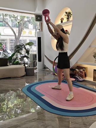 新手想要开始锻炼,但是又不知道从什么器械开始,那就选这个软壶铃吧!它不仅可以练到全身肌肉群,而且方便携带,无论是在家还是出差都可以带着它。它的表面是软的,即使不小心掉在地上也不会摔坏,非常适合初学者#软壶铃#居家锻炼#壶铃摇摆#壶铃训练#好物推荐
