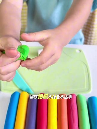 每次给孩子玩彩泥都要在旁边看着担心他误食,偶然发现了这款彩糖泥玩具,国家食品安全认证的,放心给孩子玩,再也不担心孩子误食啦#千其糖彩糖泥套装 #可以吃的彩泥#能吃的橡皮泥 #小孩也能吃的彩泥糖 #食玩彩泥