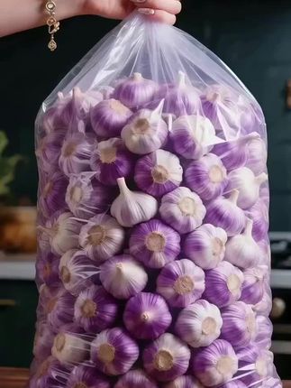 #衣广品紫皮大蒜 火上热搜啦!抖音百万博主都在推荐的宝藏好物,颗颗饱满多汁,蒜香浓郁超够味。炒菜、腌制、调味样样行,厨房必备的优质好蒜,趁着热度赶紧囤,吃过的人都回购!