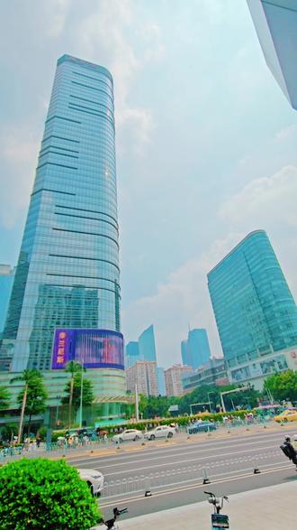 广州太古汇是广州的地标性商业综合体,以下是关于它的介绍:
基本概况
- 位置交通:位于广州市天河区天河路383号,天河中央商务区核心地段。商场M层连通地铁石牌桥站,毗邻体育中心站,M层还连接BRT石牌桥站。
- 建筑面积与构成:总楼面面积约35.8万平方米(不含文化中心),由大型购物商场、两座甲级办公楼、广州首家文华东方酒店及酒店式服务住宅、文化中心构成。
- 开业时间:商场及办公楼部分于2011年开幕,文华东方酒店及酒店式服务住宅于2013年初开幕。
设计特色
- 流线感设计:椭圆的中庭、横贯商场顶层的玻璃天廊是独特的设计,手扶电梯分布在场内各处,能有效引导人流。
- 空间感与建筑比例:东、南、西方向出入口的巨型“玻璃盒”通透设计,让光线顺利穿越,视野得到无限延伸。
- 光线运用:多个椭圆形镂空的“天井”使自然光直接洒落在各楼层,室内人造灯光以鹅黄色为主色调,整体白天自然舒适,夜间柔和雅致。
商业特色
- 品牌丰富:云集爱马仕、香奈儿、LV等180余家国际一线品牌,涵盖高端成衣、珠宝腕表、美妆护肤等品类,还有Ole'精品超市等,是华南地区重奢品牌最集中的商业体。
- 餐饮多样:为美食爱好者提供了丰富选择,多家来自香港和其他城市的餐饮品牌首次进驻广州并落户于此。
- 购物体验:L3层的空中花园融合绿植景观与休闲设施,可举办艺术展览等活动,商场还设有母婴室、无障碍通道、外币代兑服务等,提供舒适便捷的购物环境。
文化艺术
- 文化中心:项目内的文化中心为文化艺术活动提供了场地。
- 艺术展览:不定期举办各类艺术展览,如“皮克斯甜梦派对”“粤韵新话”乙巳蛇年新春展、“海丝回响·石头记”等,年均展览超20场。
环保与可持续发展
- 绿色建筑认证:广州太古汇一座及二座均获得LEED金奖认证,2017年商场和办公楼获得LEED“既有建筑:营运与保养”铂金级认证,2022年项目整体荣获LEED铂金级再认证。
- 环保措施:在项目设计、规划、建造到管理的每个环节,都充分考虑可持续发展因素,打造高效能环保建筑#广州太古汇#广州最豪华最奢侈的商场#美丽的城市美丽的风景 #广州休闲好去处#旅游研学