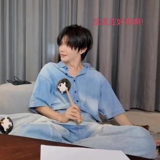 呵呵呵!哈哈哈的好萌! 太有感染力了!就跟着傻乐了半天!新普普#郝熠然