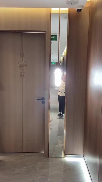 Không cần phải tới Quảng Đông! Bạn có thể thử tất cả các loại ẩm thực Quảng Đông chính thống tại Nhà hàng Donghe. Món súp truyền thống của Trung Quốc ấm áp và bổ dưỡng, mỗi miếng ăn là một món quà của thời gian; Món thịt nướng đặc trưng này có lớp da giòn, thịt mềm và tràn ngập nước khi bạn cắn vào. Hãy đến và khám phá hương vị Quảng Đông độc đáo của riêng bạn.#在越南开中餐厅