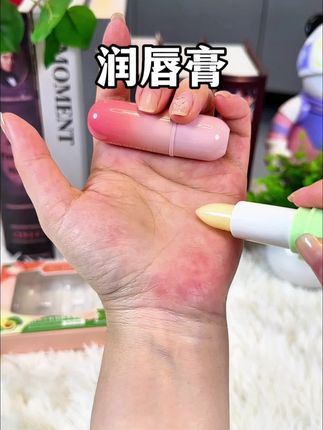 #入秋了 嘴巴容易干裂起皮的,一定要试试这个#润唇膏 它滋润不油腻,每个味道都特别好闻!#润唇膏推荐 #好用的唇膏