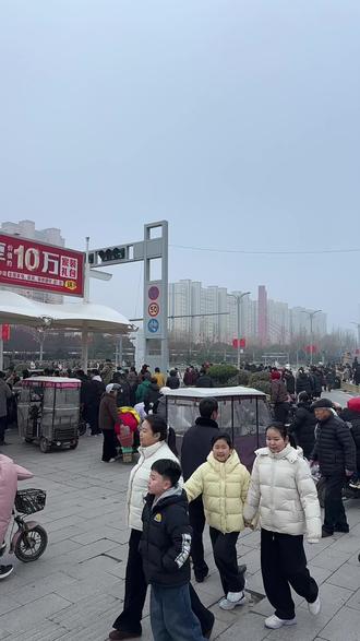 东明县正月十五元宵节街演进行中,街头,热闹非凡,各种精彩表演,引起市民围观!人间烟火气又回来啦!#元宵节街头民俗展演活动 #踩高跷 #民间艺术表演