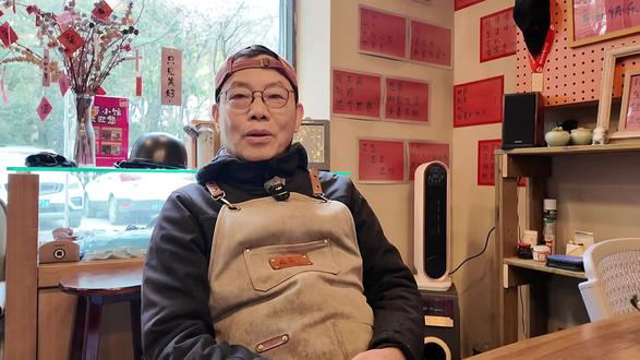 65岁杭州虎叔守店20年,没赚到钱却治愈了无数人 杭州60后老虎叔,守着自己的小店打拼20年,从外贸衣服卖到特色小吃,用心做好每一碗面、每一颗馄饨,没赚到大钱,却把小店变成了老客的心灵港湾#杭州探店 #杭州美食