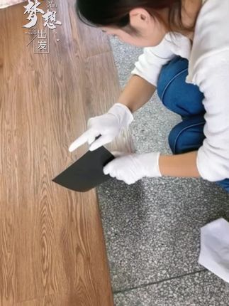 #装修材料好物推荐 #好物推荐🔥 #家居好物 #自己装修 #强烈推荐 pvc自粘地板贴 加厚耐磨 防水防滑 免胶自粘 一撕即贴 水泥地面也可以贴环保无异味