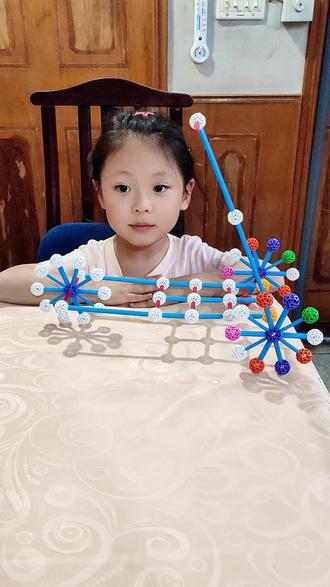 5月Zometool作品-6滑板车 小朋友用Zometool搭滑板车,全程盯着自己的小滑板车观察,发现轮子会发光后,立马把白色球换成彩色球,这观察力和执行力也太强了吧!#创意手工 #Zometool #Zometool创造大师 #益智玩具 #积木搭建 @Zometool