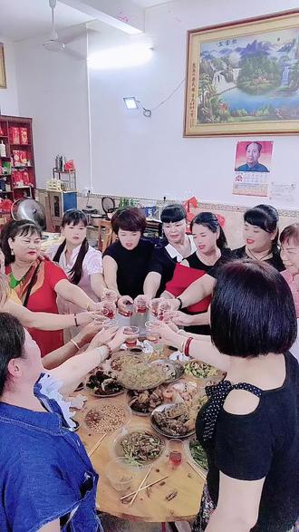 亲爱的闺蜜们,520快乐!愿我们的闺蜜情像这数字一样,越来越浓,直到永远。愿我们的友谊长存,永不褪色。哈哈,我们的520就这样过,520我爱你们,520,姐妹同心,共享幸福。快乐每一天。🌹🌹🎉🎉🎈🎈😄😄