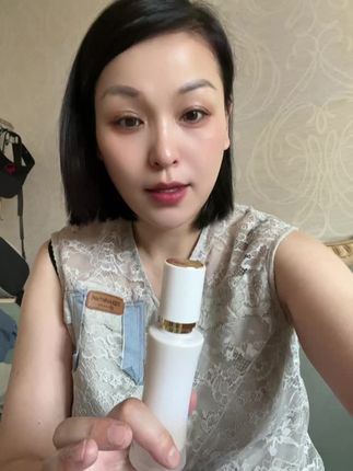 这个粉底液超级的好用。爆汗爆雨一整天都不脱妆的,非常的细腻服帖。还很实惠。