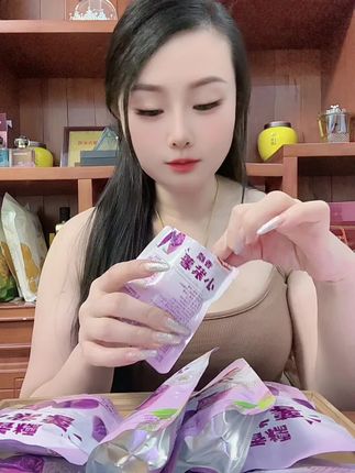 这个糯叽叽的迷你小紫薯,真是又可爱又好吃啊!它可是开袋即食的,配料表只有紫薯,没有加糖,就是纯纯的紫薯本身自带的甜味,粉啾啾糯唧唧的,特别好吃。而且紫薯富含满满的花青素和膳食纤维,减脂期的姐妹也可以放心吃,平时拿来当个小零食或者代餐都特别合适。