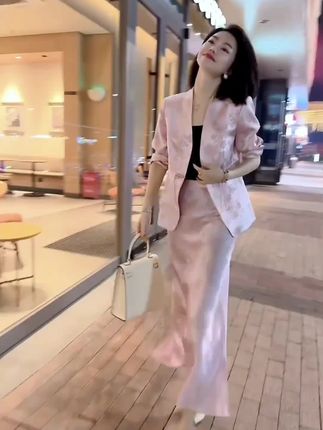 今年流行新中式国风盘扣高级感提花缎面西装外套半身裙套装两件套#新中式穿搭 #高级感穿搭