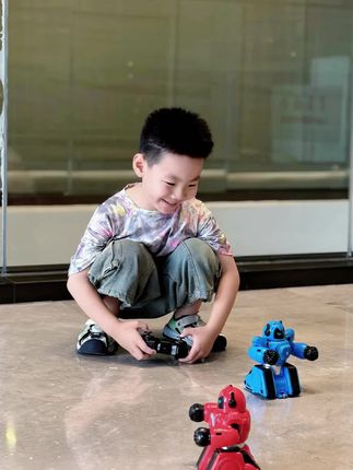 #凯蒂卡乐 家的电动拳击机器人太好玩了,好玩到停不下来#玩具 #男孩玩具 #儿童玩具 #小朋友玩具
