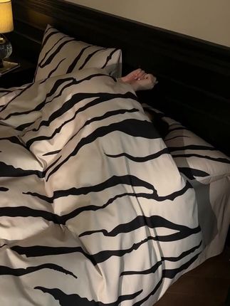 姐妹们 真的忍不住跟你们分享这款四件套,高级感满满质感超好 很舒服#四件套 #高级感 #面料柔软舒适 #家纺床上用品
