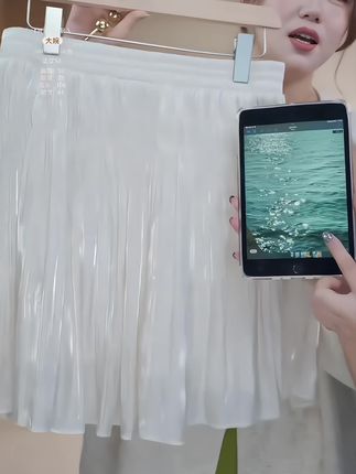 大婉酱原创!微胖专属的“琥珀流光裙”,别家抄不来的显瘦小心机 谁懂啊!微胖买亮面裙总怕显壮?这条大婉酱独家原创的琥珀流光半裙,直接把“藏肉”和“高级感”焊在身上! 不是廉价的满版亮片,是我们独家调的琥珀色流光纱,走动时像把夕阳揉进裙摆,细闪不浮夸却超吸睛;特意做的斜纹垂坠面料,能把腰腹小肉肉悄悄“压”平,A字摆也是按微胖胯宽比例剪的,坐下不卡裆、走路不露安全裤。 高腰设计是原创灵魂!比普通半裙多1.5cm的弧形腰头,不勒肉还能把腰线往上提,搭简单白T都能穿出“胸以下全是腿”,小个子微胖穿也刚好露脚踝,这版型真的只有大婉酱家能做到!#温柔穿搭 #甜美穿搭 #遮肉显瘦穿搭 #显高显瘦 #大婉酱微胖定制